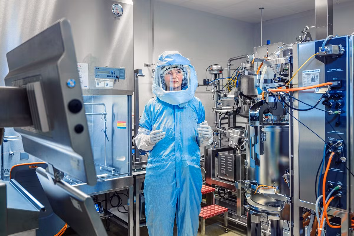 Đây là Sylvia Groeb, cô tham gia giai đoạn đầu của quá trình mã hóa mRNA, để dạy các tế bào trong cơ thể người cách kích hoạt phản ứng kháng thể cần thiết để chống lại virus.