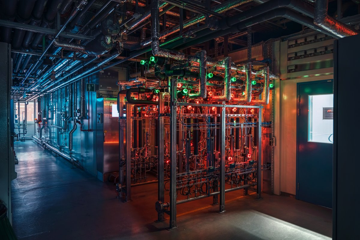 Các loại máy móc giống như trái tim của cả cơ sở sản xuất - một tòa nhà khổng lồ với hơn 400 nhân viên làm việc suốt ngày đêm để đảm bảo sản xuất vài triệu liều vắc-xin mỗi tuần. Các máy móc có nhiệm vụ điều tiết dòng khí, nước, điện, nước thải và rất nhiều công việc khác nữa.