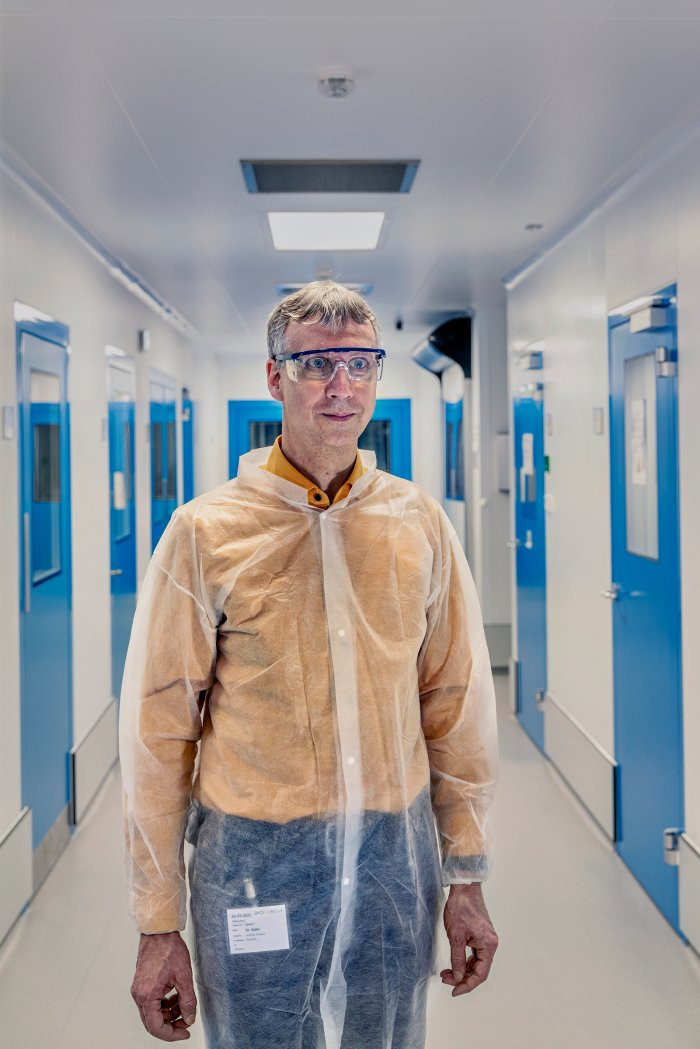 Trước khi sản xuất vắc -COVID-19, BioNTech chủ yếu tập trung vào việc sử dụng công nghệ mRNA mới để phát triển vắc-xin ung thư. Andreas Kuhn, Phó Chủ tịch Cấp cao của bộ phận Sản xuất và Sinh hóa RNA tại BioNTech cho biết: “Thành công của vắc-xin coronavirus cho thấy mRNA thực sự là một công nghệ hiệu quả đối với các bệnh truyền nhiễm. Chúng tôi không bỏ quên những bệnh nhân ung thư. Các chương trình ung thư vẫn đang hoạt động hết sức có thể trong hoàn cảnh hiện tại".