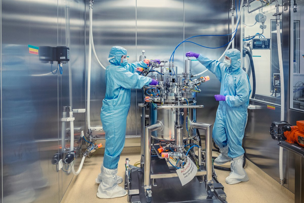 Để đảm bảo mRNA trong vắc-xin còn nguyên vẹn khi vào trong cơ thể người, mRNA được bao bọc trong một bong bóng lipid thông qua quy trình sử dụng ethanol tinh khiết. Vì ethanol rất dễ nổ nên các kỹ thuật viên phải đi ủng không có tĩnh điện.