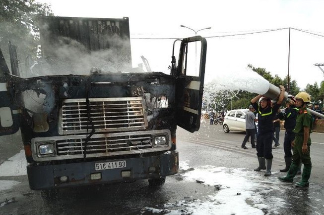  4. Xe container bốc cháy, tài xế hoảng loạn bỏ chạy: Trưa 30/9, vụ cháy xe container xảy ra trên đường ĐT741 (huyện Đồng Phú, tỉnh Bình Phước) đã được dập tắt, phần đầu xe bị cháy trụi hoàn toàn. Sáng cùng ngày, xe container 51C-411.93 lưu thông đến địa điểm trên thì bốc cháy. Lửa lan nhanh khiến tài xế hoảng loạn tung cửa chạy thoát thân, may mắn không bị bỏng. 