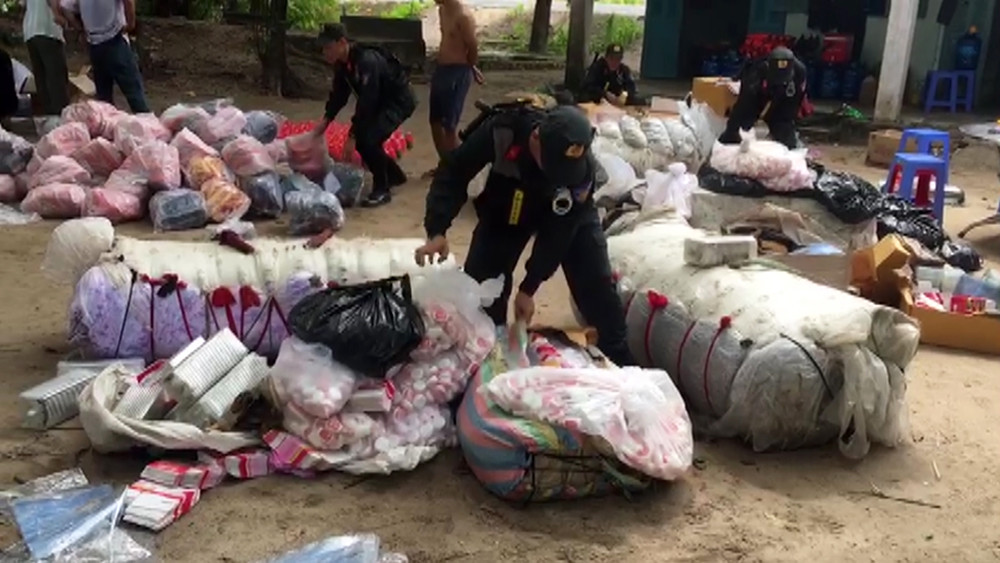  5. Bắt giữ 6 xuồng máy vận chuyển hàng lậu trị giá gần 500 triệu đồng: Ngày 30/9, Công an tỉnh An Giang đã bắt giữ 6 xuồng máy vận chuyển nhiều hàng hóa nhập lậu từ biên giới Campuchia về Việt Nam. Rạng sáng cùng ngày, 6 xuồng máy khi đến đoạn đường thị trấn Tịnh Biên, huyện Tịnh Biên, đang vận chuyển hàng nhập lậu từ bên kia biên giới về nội địa nên đã bị bắt giữ. 