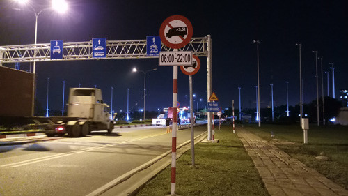 Bị bảo vệ KCNC ngăn chặn không cho lưu thông vào khu vực vì giờ cấm...