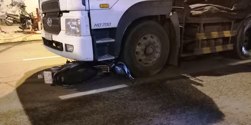 Tuy nhiên tài xế xe đầu kéo chở hàng chục tấn hàng vẫn bất chấp, nhấn ga chạy vào và tông, cuốn xe máy của lực lượng bảo vệ KCNC vào gầm.