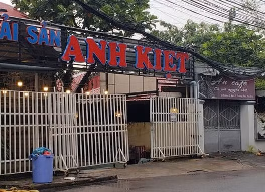  2. Tạm giữ 3 người đánh chết ông già 70 tuổi. Ngày 10/10, Công an quận Thủ Đức, TP Hồ Chí Minh cho biết đang tạm giữ 3 đối tượng liên quan đến vụ án mạng xảy ra tại quán nhậu trên đường số 3, phường Trường Thọ, quận Thủ Đức khiến ông N.V.O (SN 1950, ngụ Thủ Đức) tử vong để điều tra làm rõ, xử lý. Trước đó, người đàn ông 70 tuổi này ngồi nhậu tại quán nhậu trên đường số 3, phường Trường Thọ thì xảy ra mâu thuẫn với một nhóm thanh niên ngồi bàn kế bên và bị nhóm này đánh hội đồng. Ảnh: CAND