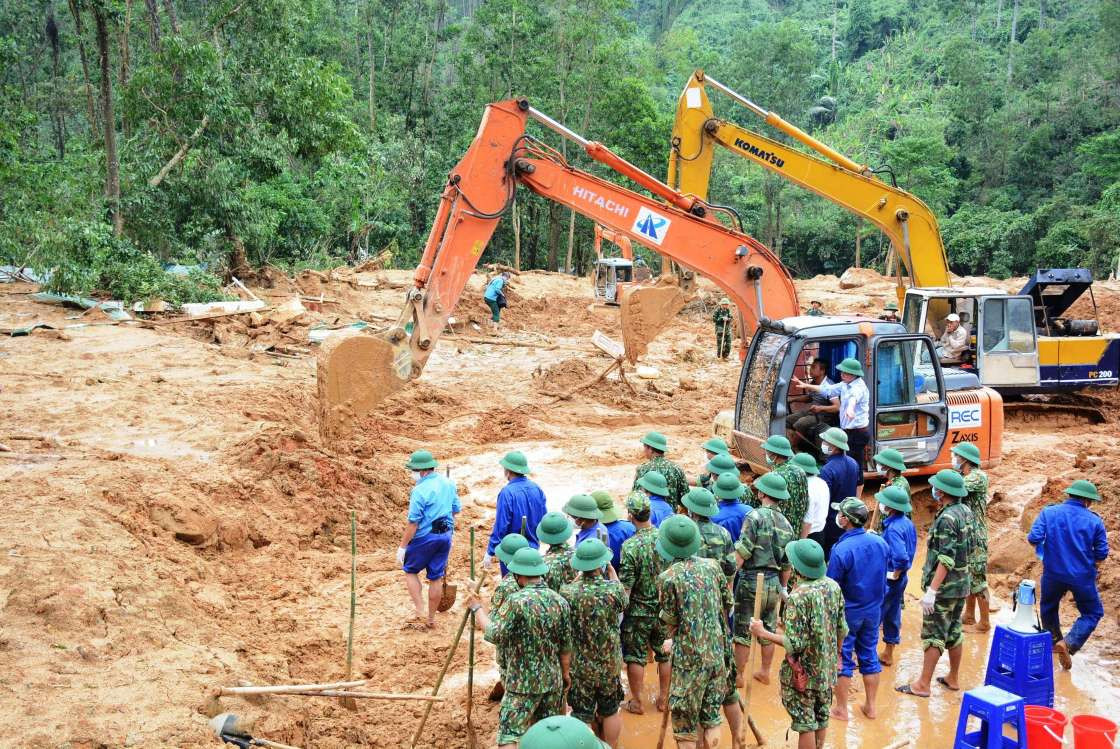 Những người lính không ngại khó khăn để khẩn trương tìm kiếm các đồng đội mất tích trong vụ sạt lở ở tiểu khu 67. Họ thức đêm hôm cứu hộ và nỗ lực ấy đã tìm thấy 13 thi thể các cán bộ chiến sĩ hi sinh.