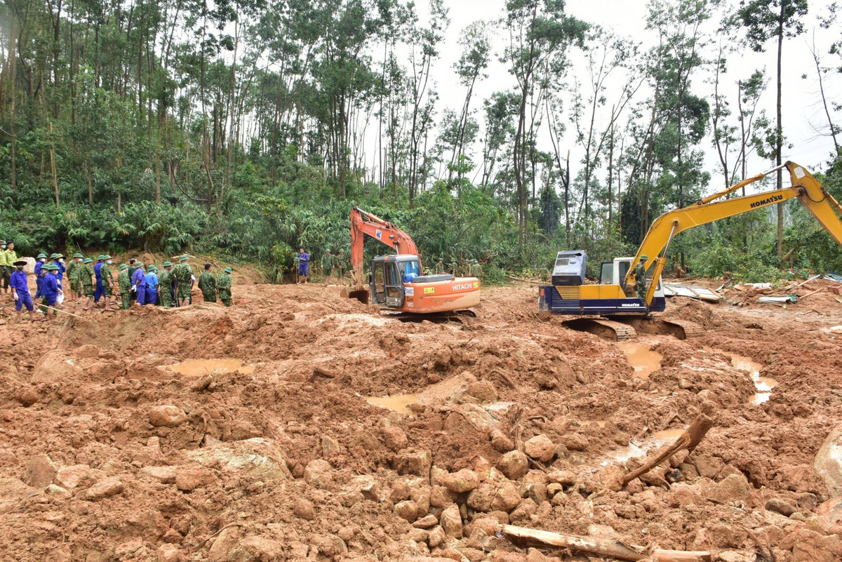 Khi thăm và làm việc tại Quân khu 4, ngày 16/10, Thủ tướng Nguyễn Xuân Phúc bày tỏ xúc động khi nghe thông tin về sự cố đặc biệt nghiêm trọng đối với các đồng chí của Quân khu 4 trong tìm kiếm, cứu hộ, cứu nạn ở Rào Trăng 3. Thủ tướng nêu rõ, Quân đội trong thời bình là đội quân chiến đấu, đội quân sản xuất, đội quân phục vụ nhân dân khi cần thiết nhất là lúc thiên tai. Quân đội ta nói chung, Quân khu 4 nói riêng không quản ngại hy sinh gian khổ, luôn thể hiện tinh thần tất cả vì cuộc sống bình yên của nhân dân, đặc biệt là phẩm chất sẵn sàng cứu dân, hy sinh giúp dân khi gặp nạn. Đó là phẩm chất quý báu của quân đội ta và đặc biệt là Quân khu đóng ở địa bàn thường xuyên xảy ra thiên tai.