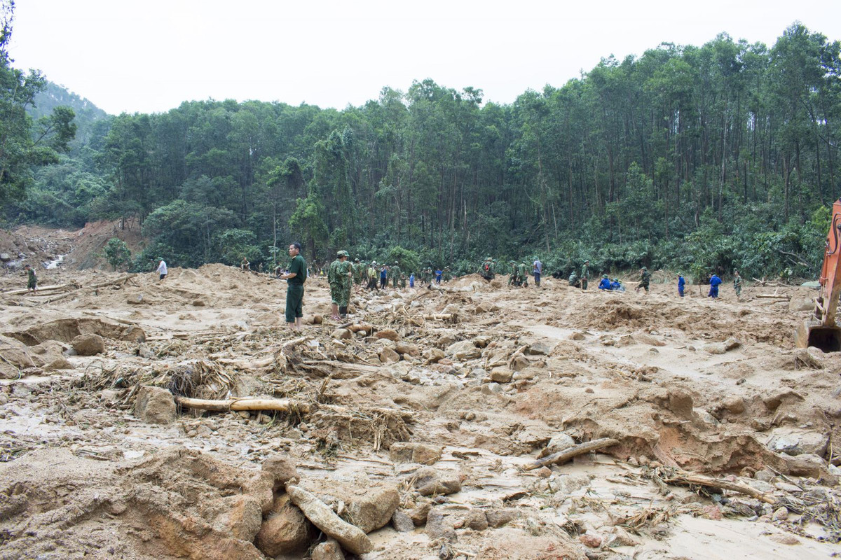 13 cán bộ, chiến sĩ hi sinh tại tiểu khu 67 Trạm Kiểm lâm Sông Bồ (huyện Phong Điền, tỉnh Thừa Thiên Huế) vào 0h ngày 13/10 sau vụ sạt lở đất tại đây. Thời điểm đó đoàn đang trên đường thực hiện nhiệm vụ chỉ đạo, tìm kiếm cứu nạn các công nhân bị vùi lấp tại Thủy điện Rào Trăng 3. Sự hy sinh của các chiến sĩ thể hiện tinh thần dũng cảm, ý chí quyết tâm, không quản ngại hiểm nguy, lấy nhiệm vụ cứu tính mạng của người dân đang bị nạn đặt lên trên hết. Chuyến hành quân cuối cùng của họ đã khiến đồng bào cả nước xúc động, tiếc thương.