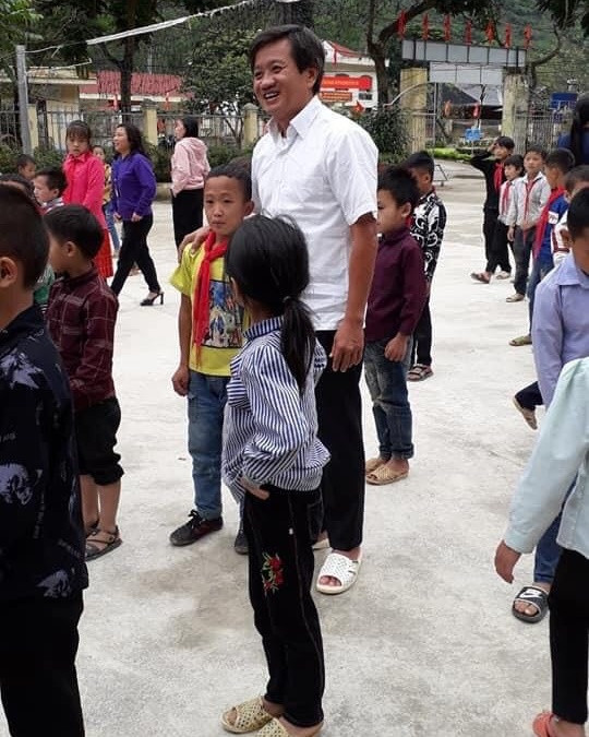 Ông Đoàn Ngọc Hải và nụ cười vui tươi khi thăm các học sinh Hà Giang.