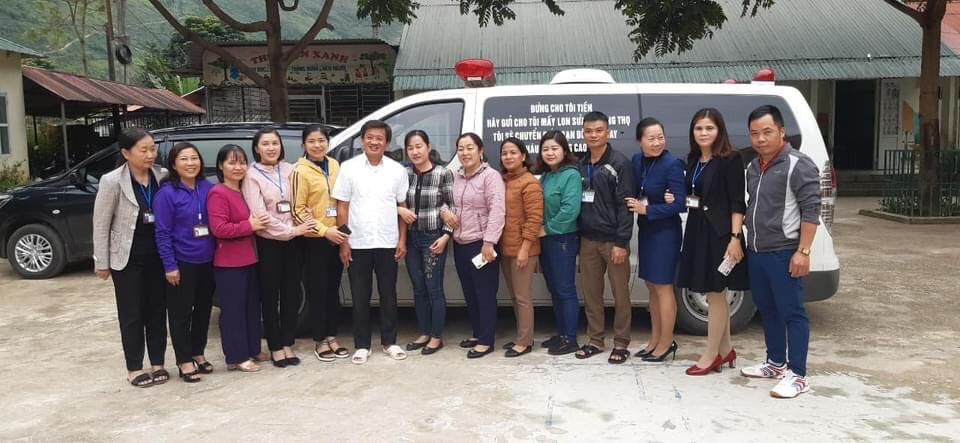 Ông Hải chụp ảnh lưu niệm cùng các thầy cô giáo ở Hà Giang.