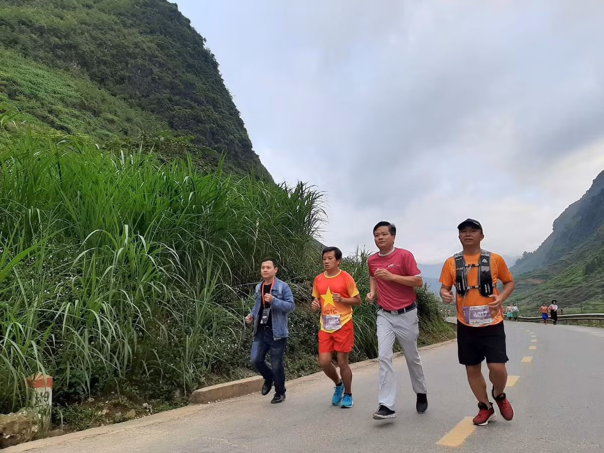 Trước đó, ông Hải đã chạy trên đỉnh Mã Pì Lèng cũng lãnh đạo huyện Mèo Vạc.