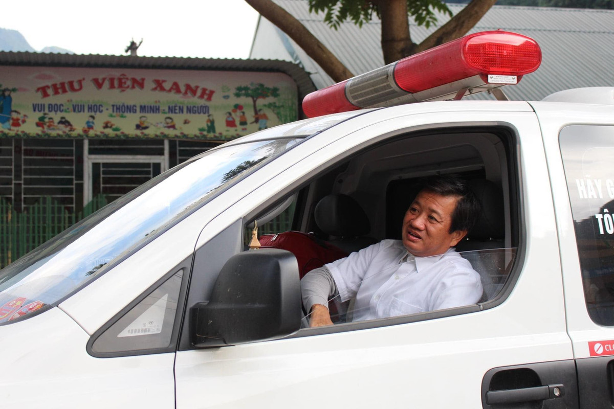 Ong Doan Ngoc Hai nhu sieu nhan, vua chay xe lai “nuot” 42km marathon