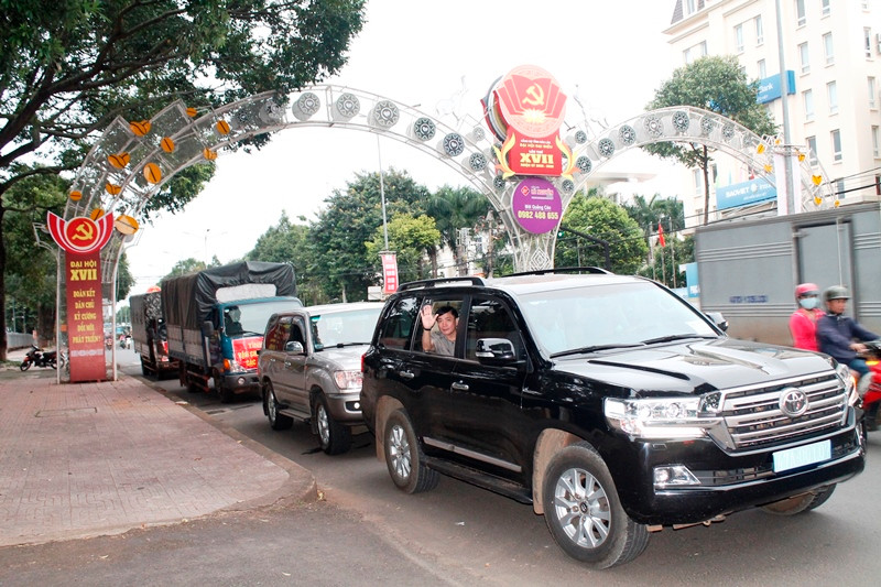 Bi thu Tinh uy Dak Lak dan dau doan di tham, ho tro cac tinh mien Trung-Hinh-2