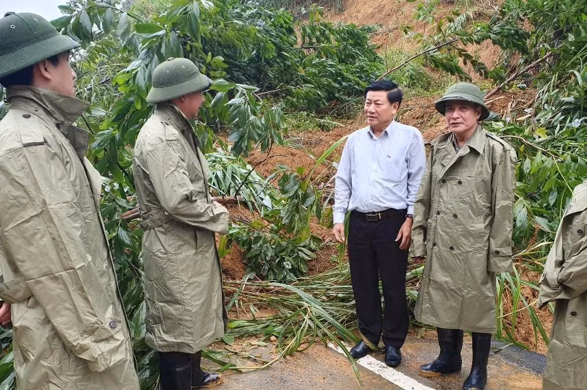 Bi thu Tinh uy Dak Lak dan dau doan di tham, ho tro cac tinh mien Trung-Hinh-3