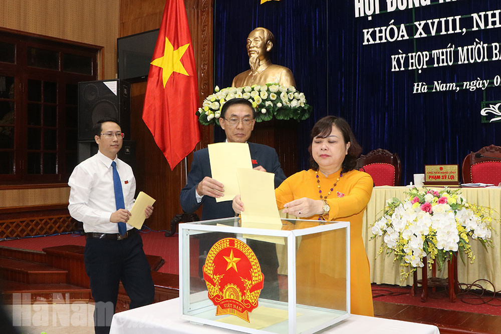 Kỳ họp lần thứ 17 của HĐND tỉnh Hà Nam khóa XVIII cũng đã tiến hành kiện toàn các chức danh Phó Chủ tịch UBND, Phó Chủ tịch HĐND tỉnh nhiệm kỳ 2016-2021. Kết quả, ông Nguyễn Anh Chức, Bí thư Thành ủy, Chủ tịch HĐND thành phố Phủ Lý được bầu giữ chức Phó Chủ tịch UBND tỉnh Hà Nam nhiệm kỳ 2016-2021. Ảnh: Báo Hà Nam.