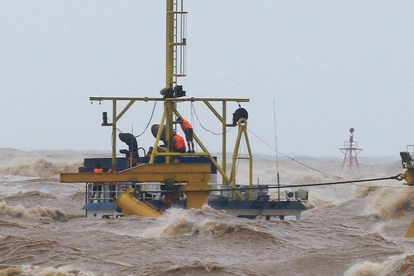 Liên quan đến công tác cứu hộ thuyền viên tàu Vietship 01, sáng 10/10, Chủ tịch UBND tỉnh Quảng Trị Võ Văn Hưng và các phó chủ tịch UBND tỉnh, thiếu tướng Phó Tư lệnh Tham mưu trưởng Quân khu 4 Hà Thọ Bình đang chỉ huy tại hiện trường chỉ đạo cứu hộ tàu. Hiện trên tàu Vietship 01 còn 8 thuyền viên. Sáng cùng ngày, một thuyền cứu hộ tiếp cận được gần tàu gặp nạn thì bị chìm, rất may thuyền viên rơi xuống biển đã bơi được vào bờ.