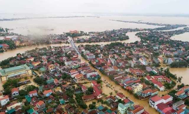 Báo cáo của Văn phòng Ban chỉ đạo Trung ương về phòng chống thiên tai cho biết, mưa lũ đã khiến 5 người chết, 8 người mất tích và 4 người bị thương. Hơn 33.386 nhà ở bị thiệt hại, trong đó 4 nhà bị thiệt hại hoàn toàn. Có đến 30 điểm trường bị ngập ở tỉnh Quảng Nam. Mưa lũ cũng khiến 93 điểm tại Quốc lộ bị sạt lở, 19 điển bị ngập sâu 0,2 – 0,6m; 2200 m tỉnh lộ bị sạt lở. Nhiều đoạn đường tỉnh lộ, huyện lộ bị ngập gây ách tắc giao thông chưa thể thống kê. Gần 2000 ha lúa và hoa màu bị ngập, 772ha nuôi trồng thủy sản bị thiệt hại. Hơn 21000 con gia súc và hơn 34.000 con gia cầm bị cuốn trôi...Ảnh: Cường Bùi/ HBHG