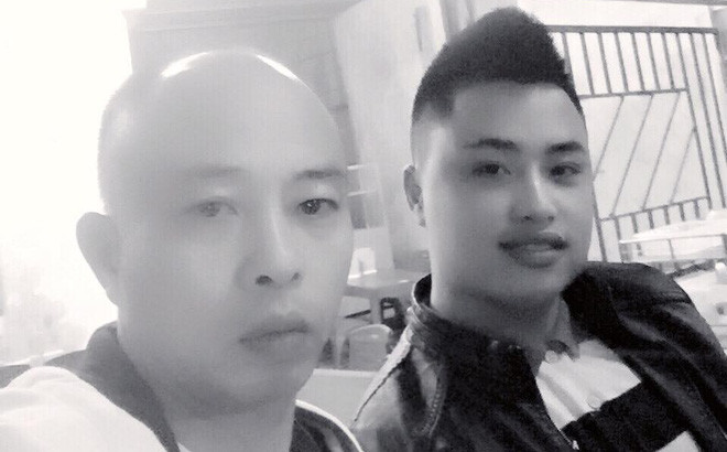 Thấy anh Hùng nói chuyện điện thoại ở sân, Tiến ghì cổ người này rồi hỏi: "Hùng ơi, mày định thuê người đánh tao à?" Sau đó, con nuôi của Đường "Nhuệ" lôi nạn nhân ra cổng quán cà phê rồi khống chế để cho các bị can Nguyễn Tuấn anh, Hoàng Minh Đức, Trần Văn Vương và Bùi Vá Duẩn dùng gậy vụt nhiều phát vào người, chân anh Hùng.