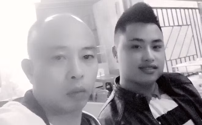 Thấy anh Hùng nói chuyện điện thoại ở sân, Tiến ghì cổ người này rồi hỏi: "Hùng ơi, mày định thuê người đánh tao à?" Sau đó, con nuôi của Đường "Nhuệ" lôi nạn nhân ra cổng quán cà phê rồi khống chế để cho các bị can Nguyễn Tuấn anh, Hoàng Minh Đức, Trần Văn Vương và Bùi Vá Duẩn dùng gậy vụt nhiều phát vào người, chân anh Hùng.