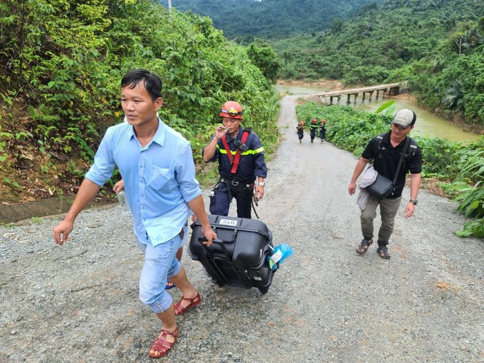 Để hỗ trợ lực lượng cứu hộ tìm kiếm các công nhân mất tích, một doanh nghiệp ở TP.HCM đã đưa flycam tầm nhiệt vào gần công trình thủy điện Rào Trăng 3.