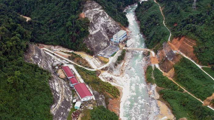 Với lượng mưa lên đến 150-250 mm/ngày, thời tiết gây bất lợi cho việc cứu hộ, cứu nạn. Lũ trên các sông ở Thừa Thiên - Huế đang lên, sông Bồ đã vượt báo động 2. Trong 6 giờ tới, mực nước lũ trên sông này khả năng đạt báo động 3. Trong hình là công trình thủy điện Rào Trăng 3 đang được xây dang dở.