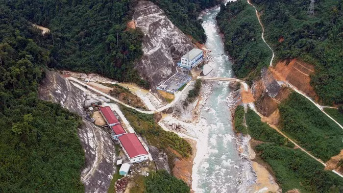 Với lượng mưa lên đến 150-250 mm/ngày, thời tiết gây bất lợi cho việc cứu hộ, cứu nạn. Lũ trên các sông ở Thừa Thiên - Huế đang lên, sông Bồ đã vượt báo động 2. Trong 6 giờ tới, mực nước lũ trên sông này khả năng đạt báo động 3. Trong hình là công trình thủy điện Rào Trăng 3 đang được xây dang dở.