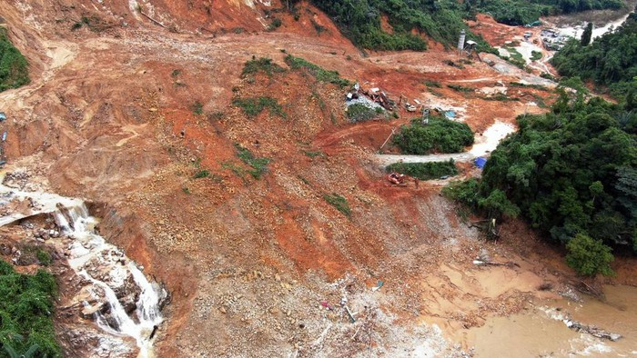 Theo Văn phòng UBND tỉnh Thừa Thiên - Huế, hướng tiếp cận Rào Trăng 3 qua đường 71 đang mưa to, không thể triển khai cơ giới được nên sở chỉ huy đang cho lực lượng đi trinh sát để đánh giá tình hình. Trong hình là nơi xảy ra vụ sạt lở khiến nhiều công nhân gặp nạn.