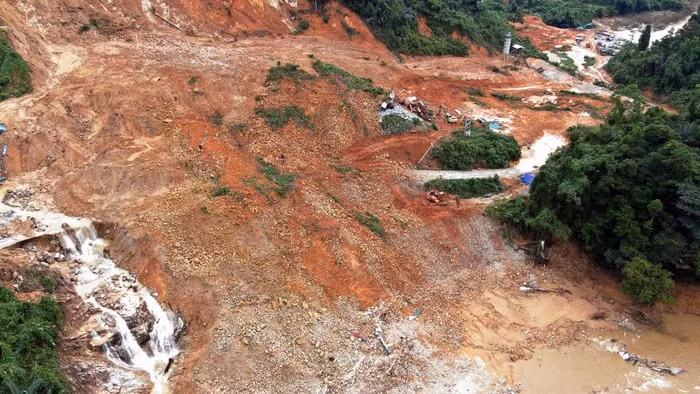 Theo Văn phòng UBND tỉnh Thừa Thiên - Huế, hướng tiếp cận Rào Trăng 3 qua đường 71 đang mưa to, không thể triển khai cơ giới được nên sở chỉ huy đang cho lực lượng đi trinh sát để đánh giá tình hình. Trong hình là nơi xảy ra vụ sạt lở khiến nhiều công nhân gặp nạn.