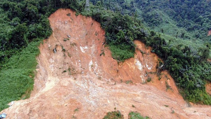 Sáng 16/10, thượng tá Nguyễn Viết Phương, Trưởng công an thị xã Hương Trà, Thừa Thiên - Huế, cho hay lực lượng cứu hộ phát hiện một thi thể ở thủy điện Rào Trăng 3. Như vậy, trong số 40 công nhân mất liên lạc ở Rào Trăng 3, còn 15 nạn nhân chưa được tìm thấy.