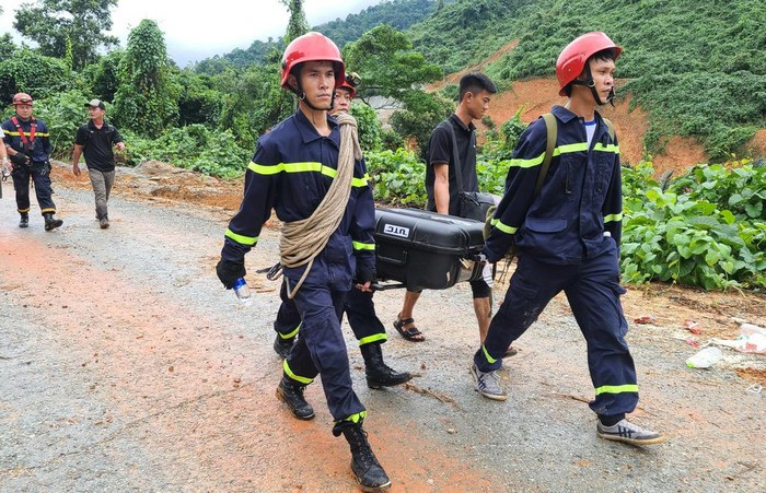 Trao đổi với Zing, Phó chủ tịch tỉnh Thừa Thiên - Huế Phan Thiên Định cho biết lực lượng cứu hộ đang tìm phương án tiếp cận hiện trường. "Thời tiết ở khu vực sạt lở đang có mưa rất lớn nên hướng tiếp cận bằng đường thủy lẫn đường bộ phải tạm dừng", ông Định nói.