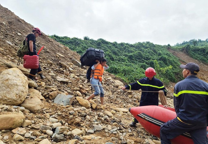 Công an tỉnh Thừa Thiên - Huế hỗ trợ vận chuyển các trang thiết bị vào gần hiện trường để tìm kiếm công nhân mất tích.