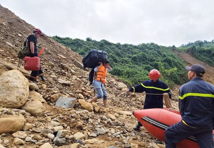 Công an tỉnh Thừa Thiên - Huế hỗ trợ vận chuyển các trang thiết bị vào gần hiện trường để tìm kiếm công nhân mất tích.