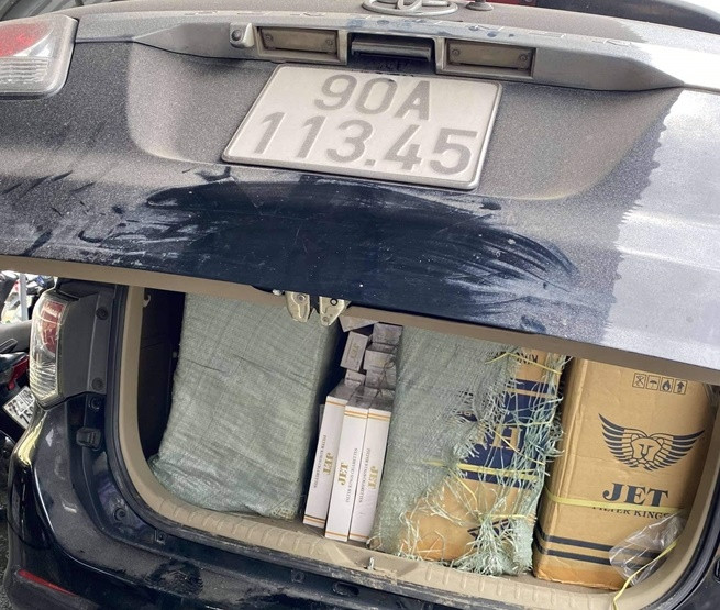  6. Ô tô chở thuốc lá lậu bỏ chạy sau khi gây tai nạn. Ngày 4/10, Công an TP Biên Hòa (Đồng Nai) đã tạm giữ một xe ô tô chở hơn 13.000 gói thuốc lá nhập lậu cố tình bỏ chạy sau khi gây tai nạn... Xe ô tô bị tạm giữ mang biển số 90A – 113.45. Trước đó, chiếc xe này lưu thông trên tuyến đường Bùi Hữu Nghĩa, thuộc địa phận phường Tân Vạn đã gây ra tai nạn giao thông với một xe máy. Sau vụ va chạm, hai người đi trên xe máy bị thương, chiếc ô tô này cũng bị nổ bánh xe. Lúc này, hai thanh niên từ trên xe ô tô đưa hai người đi xe máy bị thương lên ô tô và có dấu hiệu bỏ chạy.