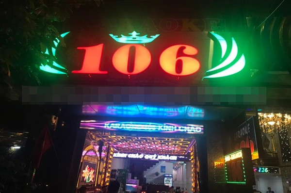  9. Nữ nhân viên khỏa thân, múa phụ họa cho khách hát karaoke. Khoảng 22h ngày 03/10, Đội chống tệ nạn xã hội và mua bán người Phòng Cảnh sát hình sự Công an tỉnh Đồng Nai phối hợp Công an TP Biên Hoà và Công an phường Tân Mai kiểm tra cơ sở kinh doanh karaoke Gia Đình 106, địa chỉ số 80 Trương Định, khu phố 2, phường Tân Mai, TP Biên Hoà.Tại thời điểm kiểm tra, lực lượng chức năng phát hiện bắt quả tang có 02 nhân viên nữ trong tình trạng không mặc quần áo nhảy múa phục vụ khách hát. 