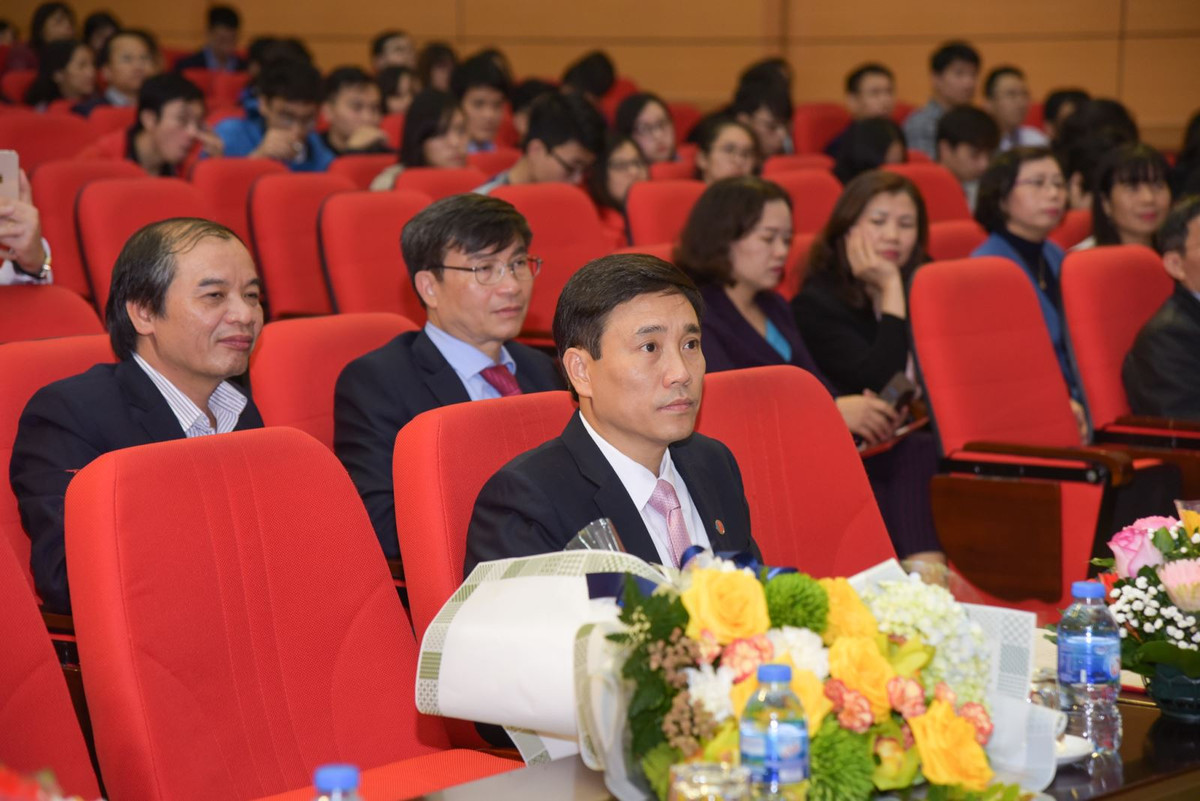 Ông Đoàn Quốc Hưng, sinh năm 1968 tại Hà Nội, quê quán ở Tiên Lữ, Hưng Yên. Năm 1991, ông tốt nghiệp ĐH Y Hà Nội rồi học tiếp bác sĩ nội trú tại trường.