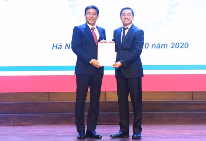 Ngày 22/10, Thứ trưởng Bộ Y tế Trần Văn Thuấn trao quyết định giao thực hiện nhiệm vụ, quyền hạn của Hiệu trưởng ĐH Y Hà Nội cho PGS.TS Đoàn Quốc Hưng - Phó hiệu trưởng nhà trường.