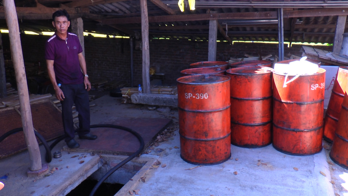  9. Triệt phá đường dây sản xuất, mua bán dầu giả quy mô lớn. Ngày 16/10, Phòng Cảnh sát kinh tế Công an tỉnh Quảng Ngãi đang điều tra làm rõ hành vi sản xuất dầu giả của ông Lê Tấn Hùng (52 tuổi,huyện Bình Sơn, Quảng Ngãi). Trước đó, ông Hùng bị bắt quả tang đang bơm chất lỏng chứa trong 14 phuy sắt (loại 215 lít) trên xe tải BKS 76K-7244 xuống hầm chứa dầu diesel 0,05% của Cty TNHH Xăng dầu Nga Ba ). Khám xét khẩn cấp nơi ở của Lê Tấn Hùng, phát hiện đây là cơ sở hoạt động sản xuất, mua bán dầu diesel giả quy mô lớn. Ảnh: CAĐN