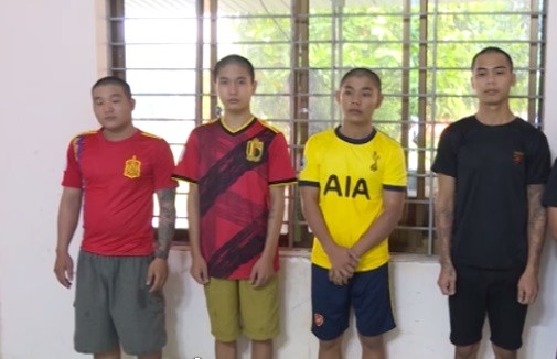  3. Đánh chết người vì nghĩ bị nhìn đểu. Công an thị xã Phú Mỹ, tỉnh Bà Rịa - Vũng Tàu vừa bắt tạm giam các đối tượng Văn Đình Luân, Trương Hải Dương, Nguyễn Duy Quang, Lương Văn Chính và Nguyễn Văn Đệ. Trước đó, nhóm Luân, Đệ và Chính và 2 người bạn đến ăn nhậu tại thị xã Phú Mỹ và xảy ra mâu thuẫn. Luân cho rằng một người bàn bên nhìn đểu nên gọi Dương và Quang đến tham gia đánh nhóm thanh niên dẫn đến một người tử vong sau đó.