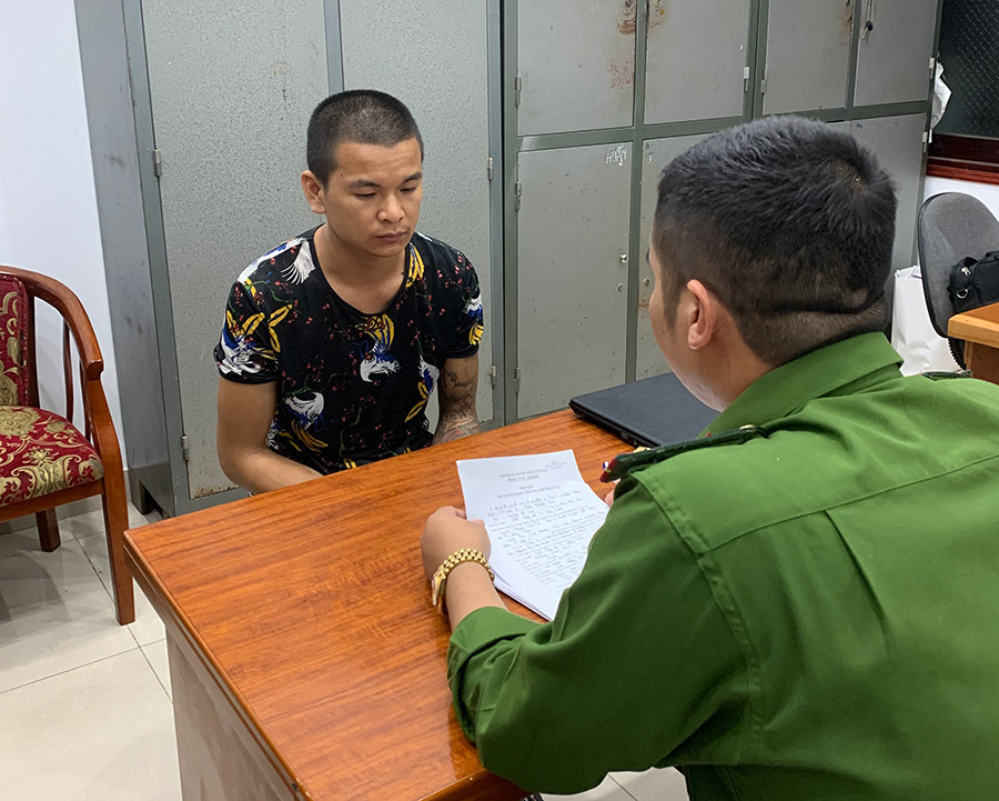  6. Đang bán hàng, người phụ nữ bị cứa cổ. Chiều 16/10, Công an tỉnh Quảng Ninh đã bắt giữ đối tượng Khổng Quốc Anh (SN 1991, trú tại khu Yên Lâm 4, phường Đức Chính, TX Đông Triều). Anh là đối tượng đã dùng dao khống chế và cắt cổ bà L.T.H. (SN 1972, trú tại khu Mỹ Cụ 2, phường Hưng Đạo, TX Đông Triều) vào chiều 15/10 khiến bà H. phải nhập viện với thương tích nặng.