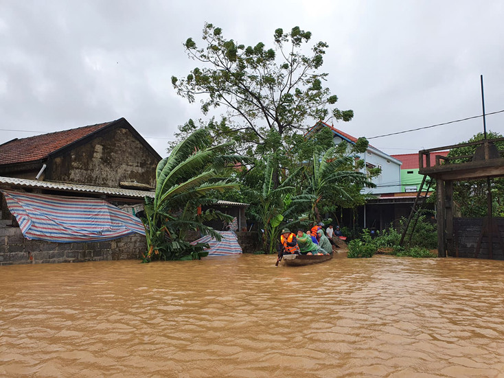 Chiều ngày 9/10, mưa lớn trong những ngày qua đã gây ngập lụt 13.000 ngôi nhà trên địa bàn tỉnh. Nhiều khu vực dân cư bị lũ bao vây. Ảnh: Báo Quảng Bình.