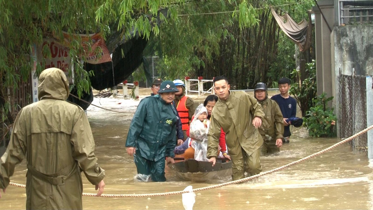 Tại Thừa Thiên Huế, mưa lũ đã làm 51 xã, thuộc 5 huyện (Phong Điền 3 xã; TP Huế 8 phường; Phú Vang 3 xã; Quảng Điền 11 xã và Hương Trà 6 xã) bị ngập sâu 0,30 – 2,0m. Ảnh: Báo Thừa Thiên Huế.
