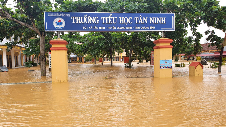  Tại Quảng Bình, mưa lũ đã khiến 28 xã thuộc 6 huyện (Minh Hóa 3 xã, Quảng Ninh 8 xã, Lệ Thủy 2 xã, Tuyên Hóa 4 xã, Ba Đồn 5 xã và Bố Trạch 6 xã) bị ngập sâu từ 0,30 – 1,00m, có nơi ngập sâu 3,0m. Ảnh: Báo Quảng Bình.