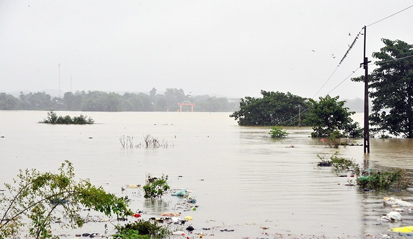  Tại Hà Tĩnh, nước sông Ngàn Sâu tại trạm Chu Lễ lên mức 12,7 m khiến 5 xã trên địa bàn huyện Hương Khê bị cô lập, 9 xã khác bị ngập cục bộ. Hiện có 2 xã thuộc huyện Hương Khê bị ngập 0,3m. Ảnh: Báo Hà Tĩnh.