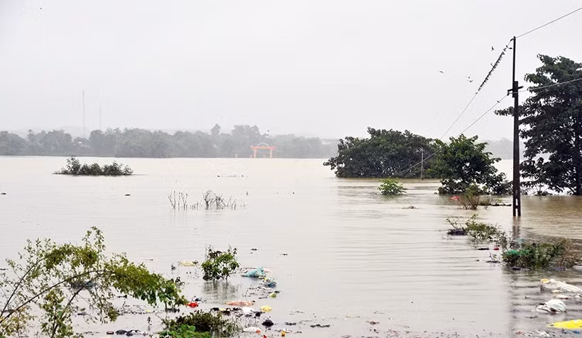  Tại Hà Tĩnh, nước sông Ngàn Sâu tại trạm Chu Lễ lên mức 12,7 m khiến 5 xã trên địa bàn huyện Hương Khê bị cô lập, 9 xã khác bị ngập cục bộ. Hiện có 2 xã thuộc huyện Hương Khê bị ngập 0,3m. Ảnh: Báo Hà Tĩnh.