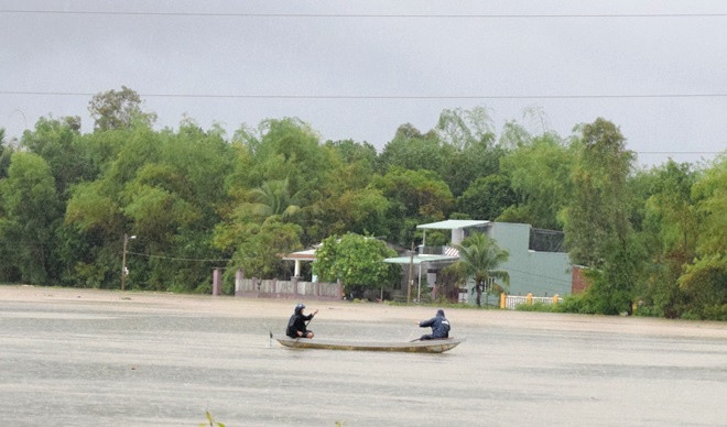 Đà Nẵng: Có 12 xã, phường thuộc 7 quận, huyện (Hòa Vang 1 xã; Hải Chậu 1 phường; Thanh Khê 1 phường; Ngũ Hành Sơn 2 phường; Sơn Trà 1 phường; Liên Chiểu 2 phường và Cẩm Lệ 4 phường) ngập sâu 0,20 – 0,30m.