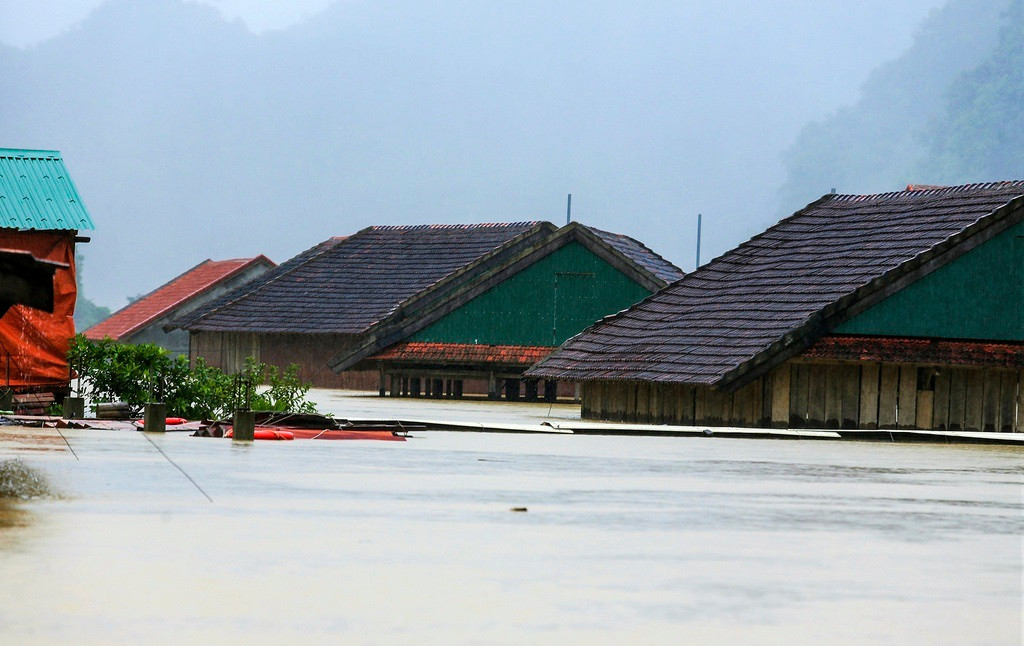 Báo cáo ngày 10/10 của Văn phòng Ban chỉ đạo Trung ương về phòng chống thiên tai cho biết, đến thời điểm hiện tại tại một số tỉnh miền Trung mưa lũ đã khiến 161 xã thuộc 28 huyện/5 tỉnh, thành phố bị ngập. Ảnh: Zing