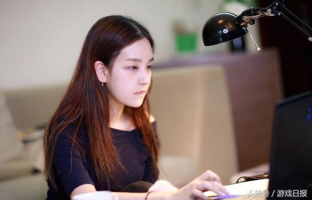 Nu BLV eSports bi no luong, lien tuc nhan binh luan tuc tiu-Hinh-5