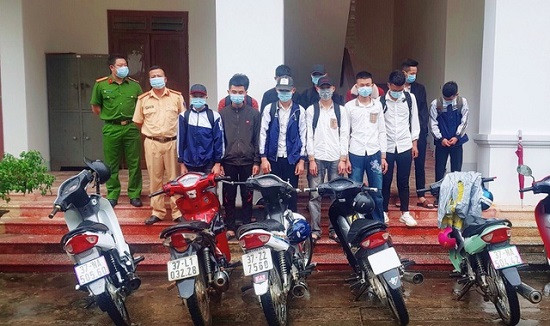 6. 20 học sinh "bốc đầu" xe máy rồi quay clip đưa lên mạng xã hội: Ngày 17/10, Công an huyện Tân Kỳ (Nghệ An) cho hay, đơn vị vừa triệu tập 20 đối tượng có hành vi tụ tập đua xe, lạng lách, đánh võng gây nguy hiểm cho người tham gia giao thông, ảnh hưởng đến tình hình an ninh trật tự trên địa bàn. 20 học sinh này thường xuyên tụ tập đua xe, lạng lách, đánh võng, “bốc đầu”, thả cả hai tay khi đang điều khiển xe máy. Đáng chú ý, nhóm này còn quay clip rồi đăng tải lên mạng xã hội để “tuyển thành viên”.