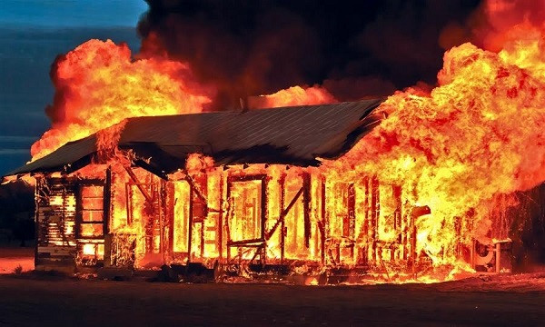 7. Giận chồng, phóng hỏa đốt nhà: Ngày 17/10, Công an tỉnh Quảng Ninh cho biết đơn vị đang tiến hành các biện pháp tố tụng đối với Triệu Thị Dung (36 tuổi, trú tại xã Hoàng Tân, thị xã Quảng Yên) để làm rõ hành vi giết người. Đêm 10/10, ngôi nhà của vợ chồng Dung bị cháy khiến Dung và anh T. bị bỏng. Dung khai nhận có mâu thuẫn với chồng nên dùng xăng đốt nhà nhằm sát hại anh T. rồi tự sát.