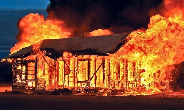 7. Giận chồng, phóng hỏa đốt nhà: Ngày 17/10, Công an tỉnh Quảng Ninh cho biết đơn vị đang tiến hành các biện pháp tố tụng đối với Triệu Thị Dung (36 tuổi, trú tại xã Hoàng Tân, thị xã Quảng Yên) để làm rõ hành vi giết người. Đêm 10/10, ngôi nhà của vợ chồng Dung bị cháy khiến Dung và anh T. bị bỏng. Dung khai nhận có mâu thuẫn với chồng nên dùng xăng đốt nhà nhằm sát hại anh T. rồi tự sát.